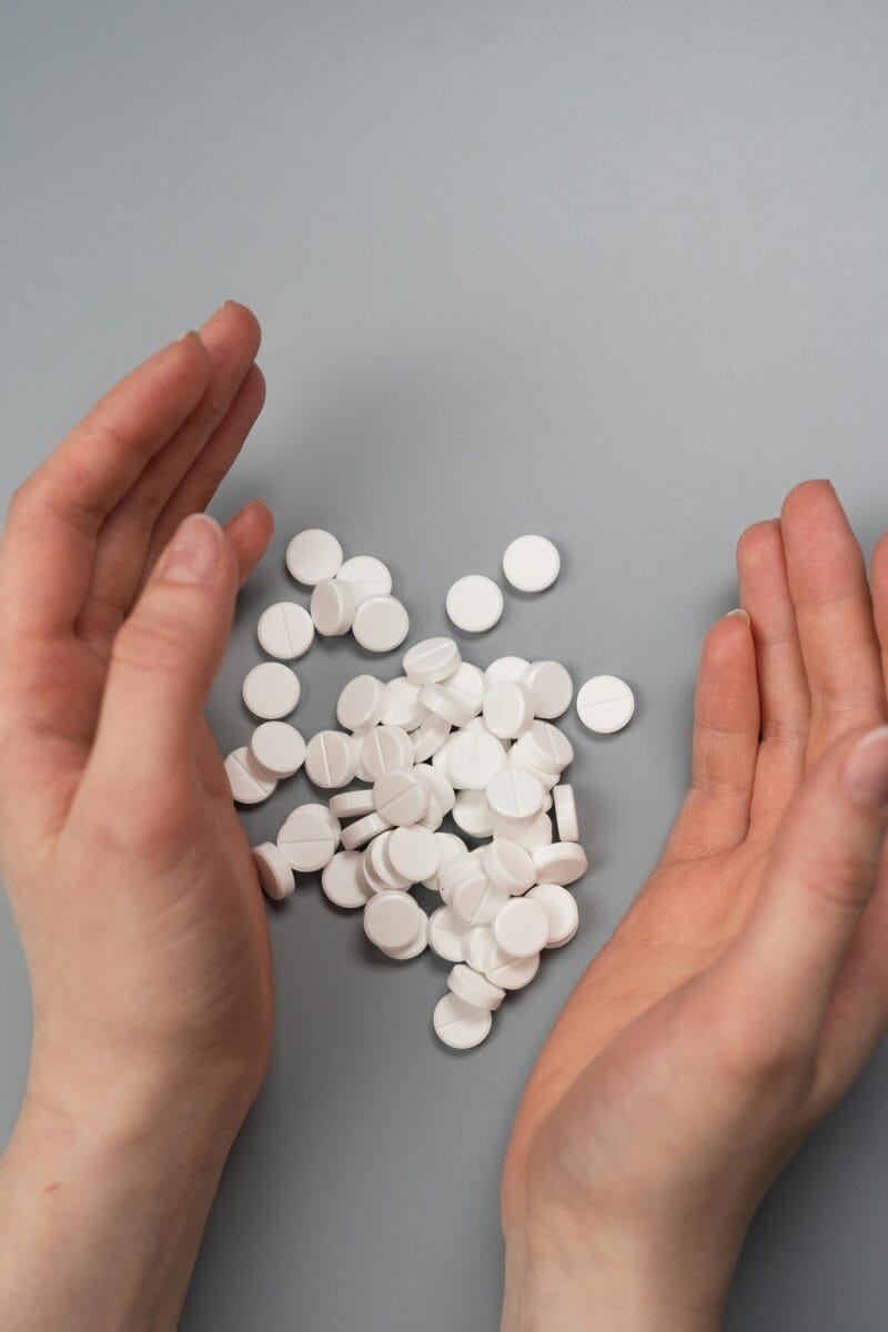 Suplementacja magnezem – kapsułki, orzechy, nasiona i warzywa liściaste