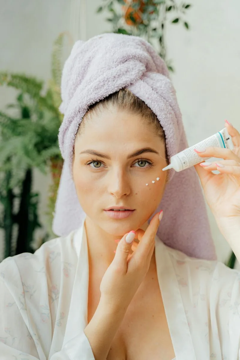 krok po kroku jak stosować retinol na twarz