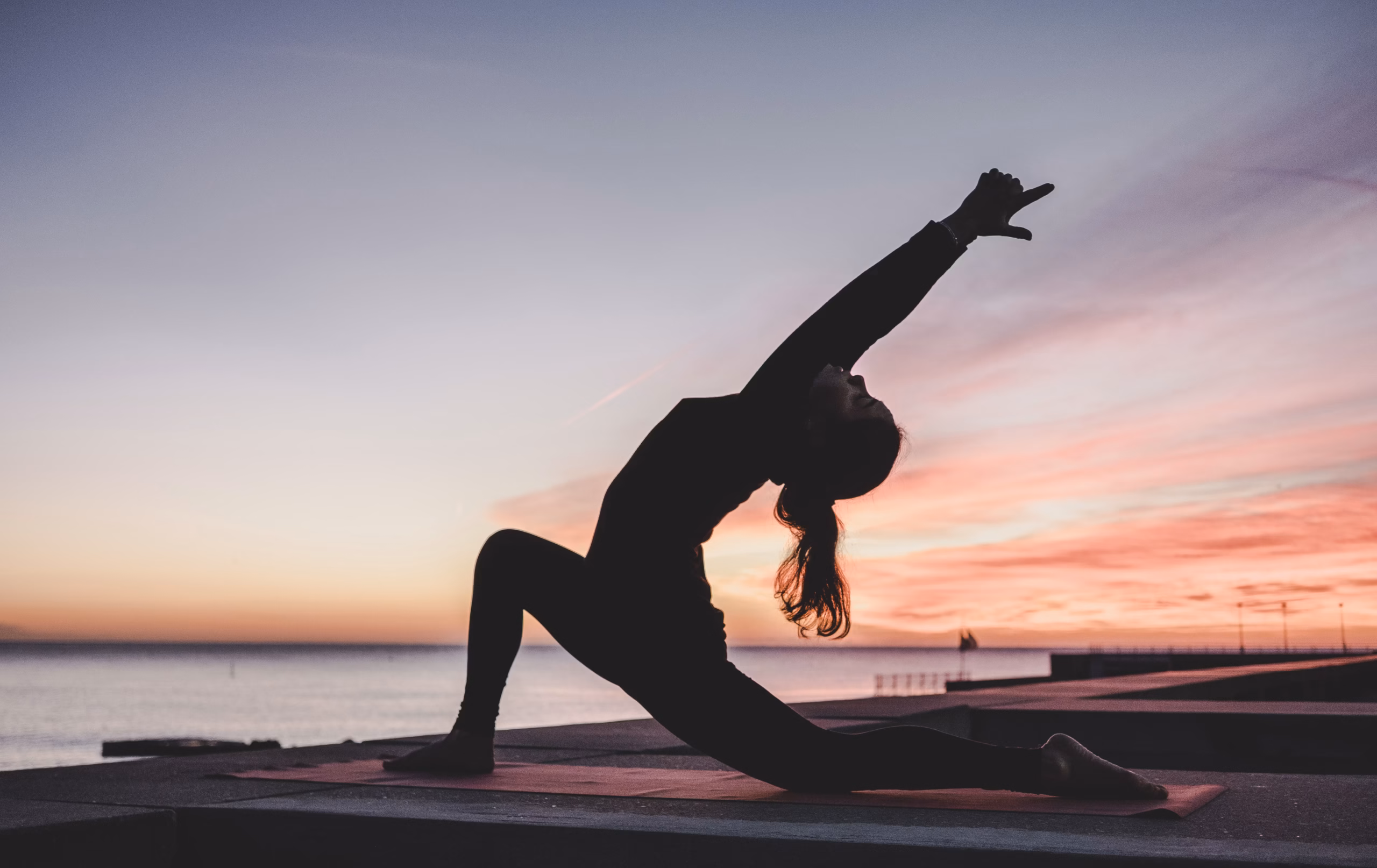 kobieta wykonująca stretching regeneracyjny na stres a tycie i obniżenie napięcia